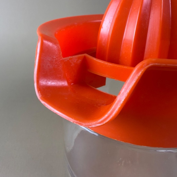 Vintage Gemco Glass Juicer with Orange Plastic Reamer | Mid-Century Kitchenware - Picture 5 of 11